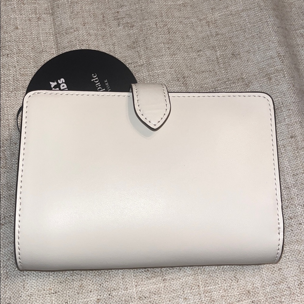 kate spade NWT! x Hello Kitty & Friends Medium Bifold Wallet - Picture 4 of 9
